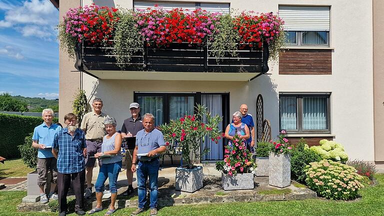 Der  Fachjury des Veitshöchheimer Blumenschmuckwettbewerbs 2024 gehörten an: die Biologin und Vereinsbeirätin Gisela Heppel (Vierte von links), Markushof-Gärtnermeister Rainer Funk (Sechster von links) und Vereinsvorsitzender Burkhard Löffler (Fünfter von links), begleitet  von Hubert Hanke (links - Fotograf, Versuchsingenieur LWG-Zierpflanzenbau i.R.), Wolfgang Kraus  (Dritter von links -Schriftführer) und Heinrich Bauer (Zweiter von links - 2. Vorsitzender, Leiter des Blumenschmuckwettbewerbs), rechts die Gartenbesitzer Marlies und Wilfried Mader.