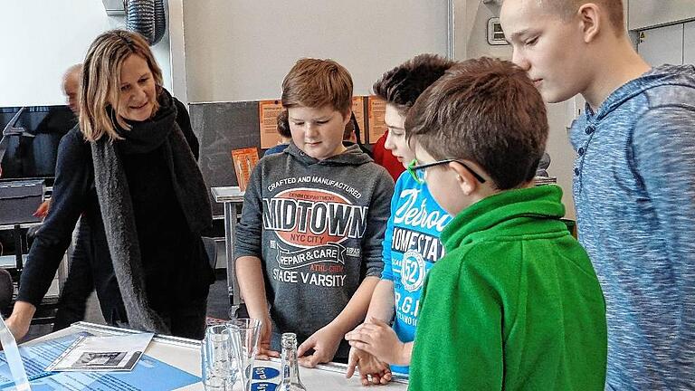 Susanne Till von der Caritas-Suchtberatung mit Siebtklässlern der Realschule an der Station &bdquo;Talkshow&ldquo;.FOTO: Werner-von-Siemens-Realschule