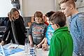 Susanne Till von der Caritas-Suchtberatung mit Siebtklässlern der Realschule an der Station &bdquo;Talkshow&ldquo;.FOTO: Werner-von-Siemens-Realschule