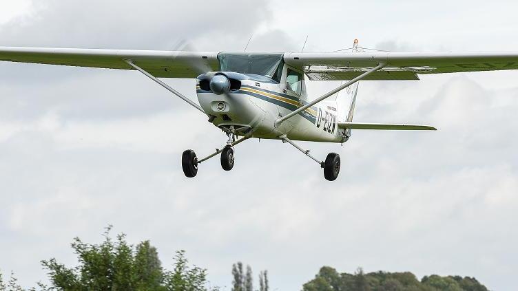 Der Flugschein: Lizenz für die Luft       -  Mal wieder Stau auf der Autobahn und nichts geht voran. Wie schön wäre es da, sich ins eigene Flugzeug zu setzen und allen anderen Autofahrern einfach davonzufliegen? Einer, für den diese Vorstellung nicht nur Wunsch ist, sondern tatsächlich auch möglich wäre, ist Peter Wiggen. Und er sagt: &bdquo;Im Prinzip kann fast jeder Fliegen lernen, aber man muss dafür auch etwas tun&ldquo;. Der 67-Jährige weiß wovon er spricht. Seit 1995 ist er Fluglehrer und hilft seitdem Flugbegeisterten sich den Traum vom Fliegen zu erfüllen &ndash; egal ob im Segelflieger, im Motorsegler, im Motorflieger oder im Ultraleichtflugzeug. Seine Schüler unterrichtet Peter Wiggen, der selbst seit 51 Jahren fliegt, vorwiegend auf den Flugplätzen in Hettstadt (Lkr. Würzburg), Haßfurt oder Schweinfurt. Dort begann beim Aero-Club auch die Fluglehrerkarriere des Grafenrheinfelders, der bis 2005 außerdem erster Vorsitzender des Vereins war. Als vor einigen Jahren schließlich in Hettstadt ein Fluglehrer gesucht wurde, sagte Peter Wiggen zu, &bdquo;und so ähnlich kam das dann auch in Haßfurt&ldquo;. Seitdem pendelt er zwischen den drei Flugplätzen oder kooperiert mit anderen Vereinen und ist unermüdlich im Einsatz. Das Thema Fliegen hat den 67-Jährigen bereits seit seiner Kindheit fasziniert, insbesondere die gesamte Technologie, die das Fliegen erst möglich macht. &bdquo;Ich habe bereits als Kind Modellflugzeuge gebaut&ldquo;, erinnert er sich. Schon mit 16 Jahren habe er mit dem Segelfliegen begonnen. Nachdem er sein Ingenieurstudium beendet hatte und auch das Haus für die Familie gebaut war, blieb wieder mehr Zeit für das Hobby und es folgten der Motorsegelschein, der Motorflugschein und zu guter Letzt die Fluglehrerlizenz. In Hettstadt sind es aktuell acht Schüler, die er zusammen mit seinem Kollegen Hans&ndash;Adam Stangl ausbildet. Zusätzlich gibt der Ingenieur im Ruhestand vhs-Kurse rund um das Thema Fliegen. Solche Schnupperkurse sind aus seiner Erfahrung für viele der &bdquo;letzte Kick&ldquo;, um sich schließlich in der Flugschule anzumelden. Die Motivation, das Fliegen zu lernen, ist vielfältig. Vor allem die Jüngeren sagen schlicht und einfach &bdquo;ich will das Fliegen lernen&ldquo;, sagt Wiggen, während für ältere Teilnehmer das Fliegen oft ein schon lang gehegter Traum sei. Und diesen erfüllen sich auf dem Flugplatz nicht nur Unternehmer oder Vorstandsvorsitzende, sondern auch Schüler, Azubis oder Handwerker. &bdquo;Eine kunterbunte Mischung&ldquo;, wie es Peter Wiggen beschreibt. Und so unterschiedlich die Herkunft seiner Flugschüler auch sein mag: &bdquo;Im Flugzeug sind sie alle gleich, egal woher sie kommen oder was sie beruflich machen.&ldquo; Denn beim Check-Up der Flugzeuge, beim Tanken oder beim Saubermachen der Maschinen müssen laut Fluglehrer alle seine Schüler ausnahmslos mitanpacken. Keine Ausnahmen gibt es aber nicht nur auf dem Flugplatz, sondern auch bei der Flugprüfung, denn auch die ist für alle gleich. Und dafür ist vor allem Pauken angesagt. Die Flugtheorie besteht bei jedem Flugschein aus insgesamt neun verschiedenen Fächern, die alle bestanden werden müssen. Geprüft werden unter anderem die Schwerpunkte Luftrecht, Meteorologie, Kommunikation mit Flugfunksprechzeugnis oder Flugleistung und -Planung. So kommen am Ende 100 Theoriestunden zusammen. Die Flugsaison erstreckt sich in Hettstadt zwar über das gesamte Jahr, jedoch werden wetterbedingt insbesondere die Wintermonate für die Theoriekurse genutzt. An Praxisstunden kommen je nach Schein noch einmal bis zu 45 Flugstunden dazu. &bdquo;Unter vier Wochen geht da nichts&ldquo;, sagt der Fluglehrer. Beim Motorfliegen wartet auf die Schüler schließlich eine Vorprüfung in der Flugschule, auf die sie sich mit einem 1700 Fragen umfassenden Katalog vorbereiten können. In der Prüfung müssen dann 40 Fragen pro Fach beantworten werden. 76 Prozent davon müssen richtig sein. Die Theoriehauptprüfung findet dann im Nürnberger Luftamt am PC statt. Ein Sonderfall ist das Fach Navigation, das anhand von konkreten Flugszenarien geprüft wird, erklärt Peter Wiggen. So werde getestet, wie vorausschauend der Pilot agiert oder wie er sich im Ernstfall verhält. Denn trotz eingebauten GPS-Systems: &bdquo;Bei uns wird noch auf Sicht geflogen.&ldquo; Erst nach der bestandenen Theorieprüfung wird in der Praxis &bdquo;über Land gegangen&ldquo;. Hier fliegt der Prüfling einen Kurs, den er schon vorher auf Papier ausgearbeitet und dem Prüfer präsentiert hat. Spontane Kursänderungen durch den Flugprüfer während der Prüfung sind auch möglich. Und dabei darf keine Hektik oder Unruhe im Cockpit aufkommen. Zusätzlich stehen drei unterschiedliche Landeanflüge, Kurvenflüge und sogar ein simulierter Motorausfall auf dem Programm. In Hettstadt kann man sowohl die Internationale Privatpilotenlizenz (PPL(A) SEP) als auch die EU-Privatpilotenlizenz (LAPL(A) SEP) erwerben. Bei so viel Vorbereitung ist es keine Überraschung, dass es im Schnitt rund zwei Jahre dauern kann, bis man den eigenen Flugschein endlich in den Händen hält. &bdquo;Die Lizenz behält man ein Leben lang&ldquo;, so Wiggen, &bdquo;man muss aber je nach Alter immer wieder zum Fliegerarzt&ldquo;. Denn durch Herz-Kreislauferkrankungen oder Diabetes &bdquo;kann es mit der Zulassung schon schwierig werden&ldquo;. Zudem muss die Lizenz alle zwei Jahre bei einem Auffrischungsflug mit einem Fluglehrer verlängert werden: &bdquo;Man muss eben in Übung bleiben&ldquo;, sagt Peter Wiggen. Finanziell schlägt ein Flugschein je nach Flugzeugart (Ultraleicht, Segel oder Motor) mit allem drum und dran mit 3000 bis 6000 Euro zu Buche. Die internationale Fluglizenz liegt bei rund 10 000 Euro. Segelfliegen kann man schon ab 14 Jahren, die Lizenz gibt es ab 16 Jahren. Für den Motorflugschein kann man sich ab 15 Jahren anmelden, die Lizenz erhält man ab 17. In Hettstadt fliegt der Verein Fluggruppe Hermann Köhl zum Selbstkostenpreis mit vereinseigenen Flugzeugen. Der Verein wurde 1960 gegründet. Seitdem wurden laut Vereinsmitteilung über 400 Piloten erfolgreich ausgebildet. Momentan gibt es in Hettstadt rund 100 Vereinsmitglieder, davon sind gut 60 aktive Pilotinnen und Piloten. Da das Fluggelände dem Verein gehört, fallen keine Landegebühren an. Bei den Flugstunden wird laut Peter Wiggen nur die tatsächliche Zeit in der Luft berechnet. Und die wird für ihn so schnell nicht enden: &bdquo;Man möchte natürlich so lange fliegen wie es geht&ldquo;, sagt er über sein liebstes Hobby, &bdquo;das ist meine Ambition und ein Teil meines Lebens&ldquo;. Auf die Frage, welche Form des Fliegens er am liebsten mag, sagt er nach kurzem Überlegen: &bdquo;Mein Herz schlägt für Segel- und Motorfliegen&ldquo;. Wobei er das klassische Motorfliegen eher als eine praktische Möglichkeit sieht, um schnell von A nach B zu kommen. &bdquo;Wenn ich aber ein bisschen Zeit in der Luft genießen will, dann gehe ich Segelfliegen. Das ist dann Entspannung.&ldquo; Und dafür nehme er sich auch genügend Zeit. Und wer weiß, vielleicht fliegt Peter Wiggen dabei auch manchmal oben am Himmel über die Autobahn hinweg und freut sich darüber, dass er selbst gerade nicht im Stau stehen muss.