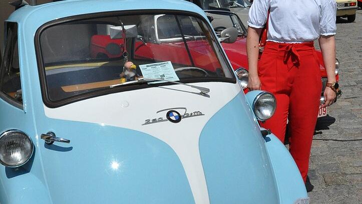 Christine Alber aus Neuschleichach posiert neben einer BMW Isetta, dem von vielen nur &bdquo;Knutschkugel&rdquo; genannten Automobil.