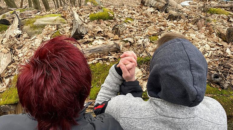 Mutter und Tochter halten zusammen. Mutter und Tochter halten zusammen.