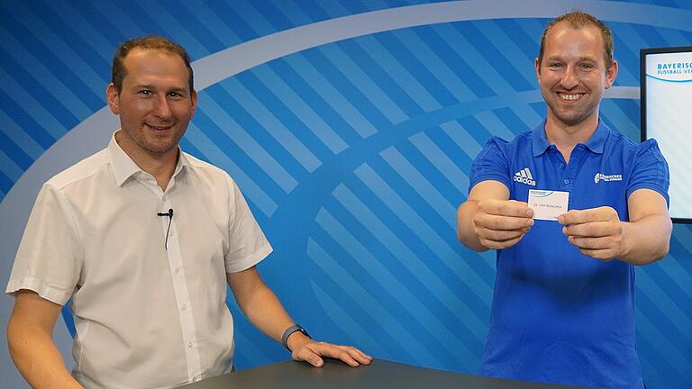 Verbandsjugendleiter Florian Weißmann (links) und der unterfränkische Bezirksjugendleiter Wolfgang Hellert bescherten den Dreiberg Kickers Knetzgau kein Losglück. Verbandsjugendleiter Florian Weißmann (links) und der unterfränkische Bezirksjugendleiter Wolfgang Hellert bescherten den Dreiberg Kickers Knetzgau kein Losglück.