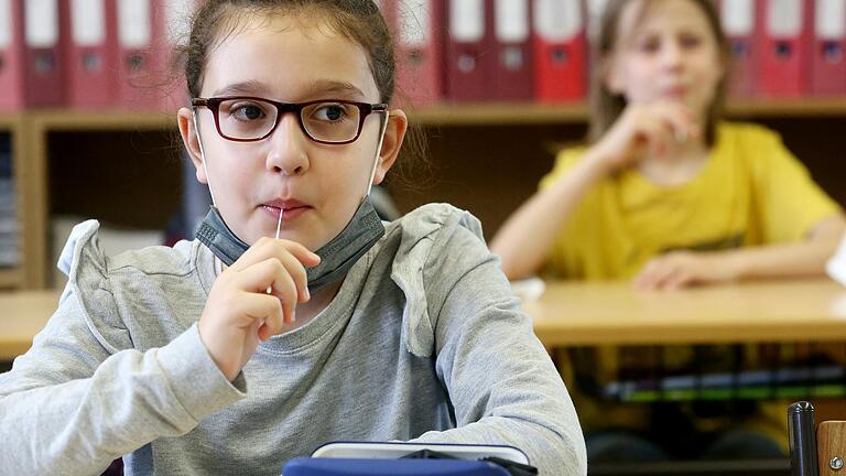 PCR-Pooltests müssen Bayerns Grundschulkinder aktuell zwei Mal wöchentlich machen, damit klar ist, ob sich Schülerinnen oder Schüler mit Corona infiziert haben. Das Problem: Labore, die diese Tests auswerten, sind aktuell zunehmend belastet.