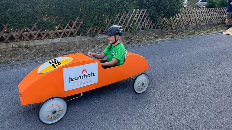 Die Seifenkisten-Rennfahrer hatten sichtlich Spaß beim 'Proberennen' im Lerchenweg.