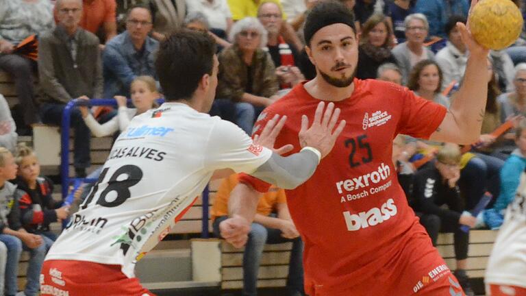 Maximilian Drude (am Ball), hier beim Bad Neustädter 26:25-Auswärtssieg am 17. September 2022 in der Spessarttorhalle, ist einer von drei früheren HSC-Spielern im Team des TSV Lohr. Hier wird er von Diogo Alves (links) vom HSC Bad Neustadt attackiert.