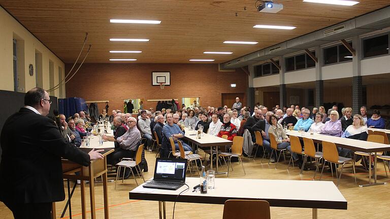 Groß war das Interesse der Großlangheimer an den verschiedensten Themen, auf die Bürgermeister Peter Sterk in der Bürgerversammlung am Sonntagnachmittag in der Turnhalle einging