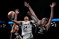 New York Liberty - Minnesota Lynx       -  Leonie Fiebich (li.) hat mit den New York Liberty im ersten Spiel der WNBA-Finals gegen die Minnesota Lynx verloren.