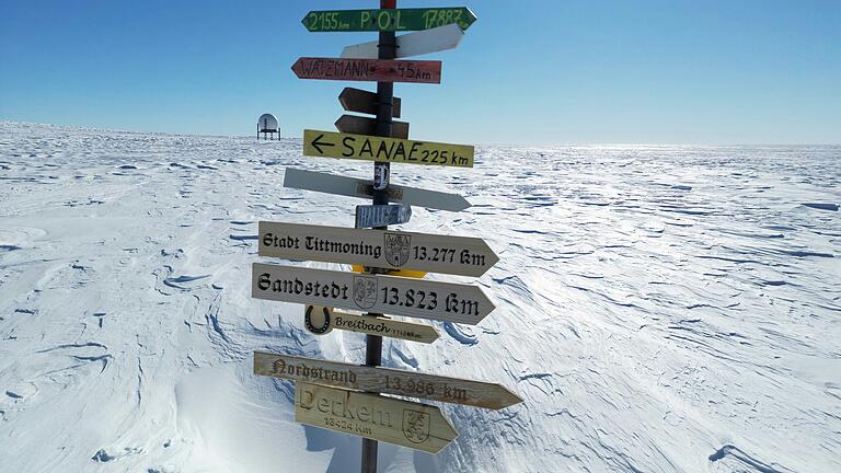 An einem Wegweiser der Station hat Schötz ein Schild nach Breitbach, seinem Heimatortsteil von Oberschwarzach, platziert (Drittes von unten). Es ist 13.484 Kilometer von der Antarktis entfernt.