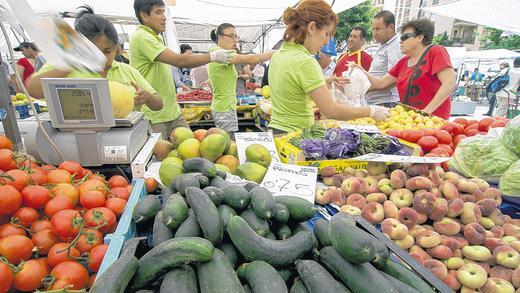 Vom Importverbot nach Russland betroffen: Gurken und Tomaten, hier auf einem Wochenmarkt in Palma de Mallorca. Vom Importverbot nach Russland betroffen: Gurken und Tomaten, hier auf einem Wochenmarkt in Palma de Mallorca.