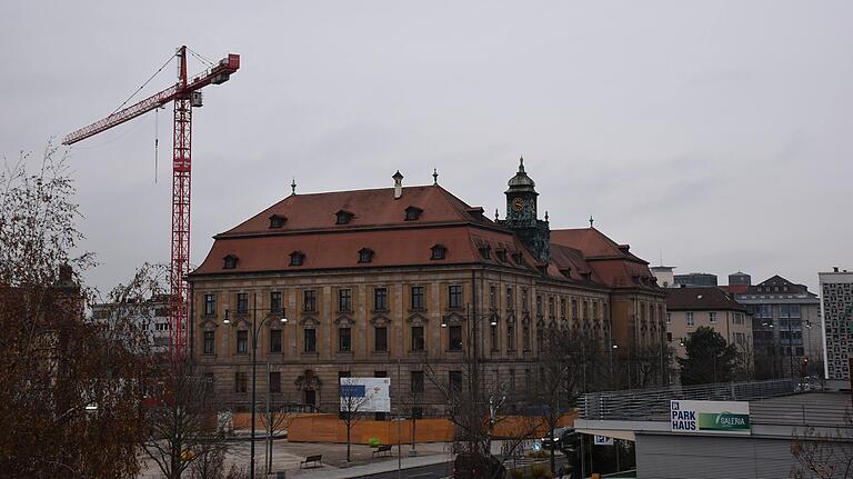 Ein gewohntes Bild während des ganzen Jahres 2020 und auch im kommenden Jahr wird sich daran nichts ändern. Das Gericht im Herzen der Stadt ist eine Großbaustelle. Links hinter dem Bestandsgebäude entsteht das Justizzentrum. Ein gewohntes Bild während des ganzen Jahres 2020 und auch im kommenden Jahr wird sich daran nichts ändern. Das Gericht im Herzen der Stadt ist eine Großbaustelle. Links hinter dem Bestandsgebäude entsteht das Justizzentrum.