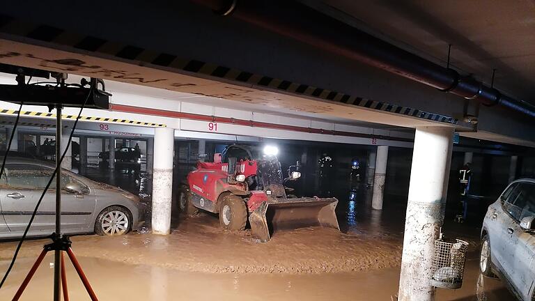 Hochwasser nach heftigen Regenfällen in der Stadt Kitzingen, hier in der Parkgarage am Unteren Mainkai.