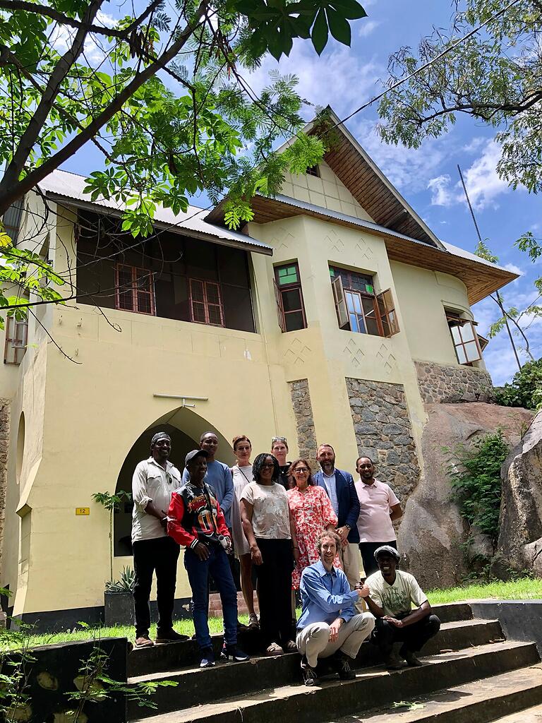 Das Künstlerkollektiv 'Colour Mwanza' mit den Würzburger Gäste am 'Gunzert Haus'.&nbsp;