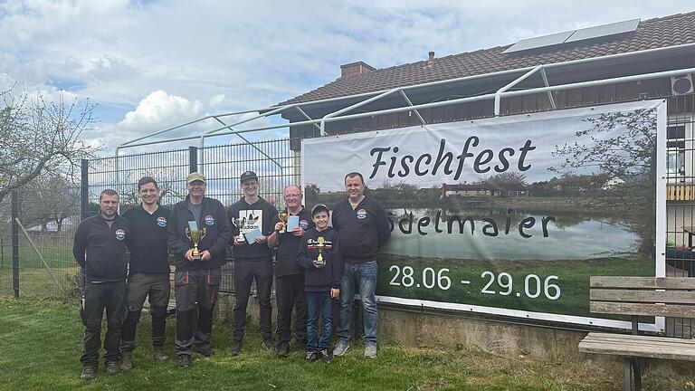 Auf dem Foto 2. Vorsitzender Hüllmantel Nico, Gewässerwart Stumpf Christoph, 1. Platz Ralf Geis, 2. Platz Stumpf Marco, 3. Platz Schmitt Andreas, Jugendkönig Kraus Max, 1. Vorsitzender Sept Edi.