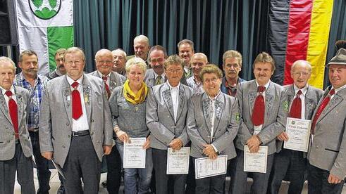 Mit Treue- oder Ehrennadeln in Gold, Silber oder Bronze zeichnete der Knetzgauer Schützenverein diese Frauen und Männer beim Festabend anlässlich seines 60-jährigen Vereinsjubiläums aus.