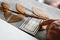 Mehr als 100.000 Belege umfasst das Herbarium des Botanischen Gartens in Würzburg. Alles ist systematisch sortiert. Besonders die Beschriftungen sind wichtig bei den Belegen.