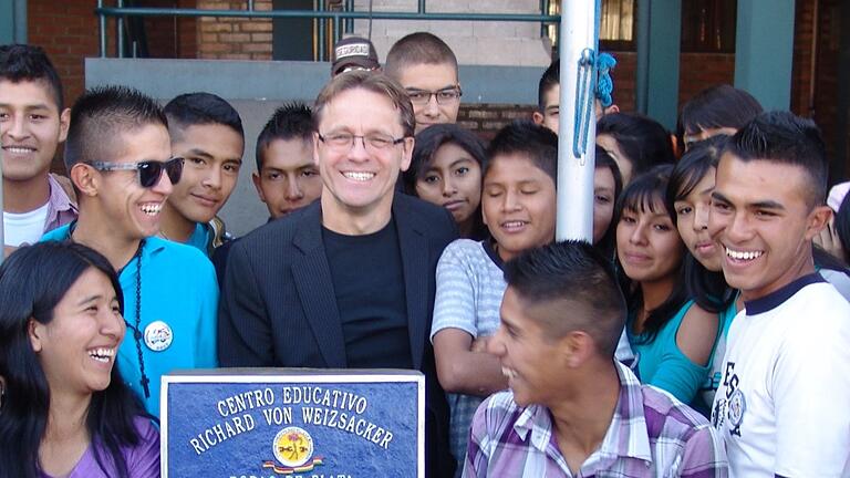 Seit 35 Jahren setzt sich der Schweinfurter Frank Weber in Bolivien für soziale Gerechtigkeit und Schulbildung ein, hier mit Schülern seiner Richard-von-Weizsäcker-Schule.