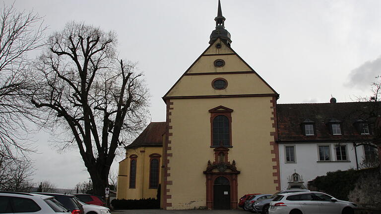 „2019 haben wir die Transformation des Franziskanerkloster in Hammelburg in eine Musikakademie abgeschlossen', erzählt der Architekt.  Das sanierte Gebäube grenzt rechts direkt an die Kirche an.       -  „2019 haben wir die Transformation des Franziskanerkloster in Hammelburg in eine Musikakademie abgeschlossen', erzählt der Architekt.  Das sanierte Gebäube grenzt rechts direkt an die Kirche an.