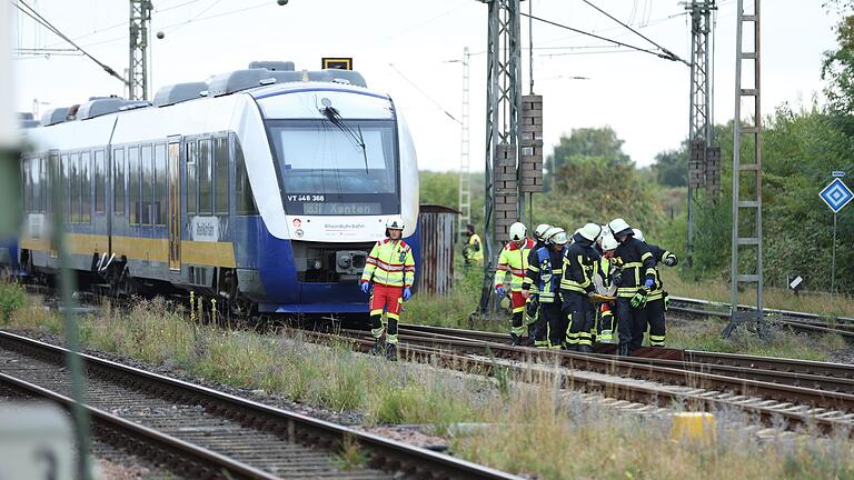 Zugunfall bei Moers       -  Mehrere Menschen wurden bei einem Zugunfall am Niederrhein verletzt.