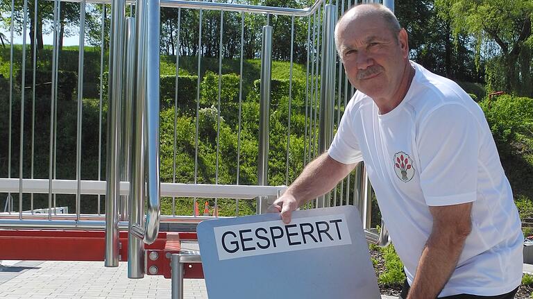 Bürgermeister Herbert Volkamer räumt zur Eröffnung der Badesaison symbolisch das &quot;Gesperrt&quot;-Schild vor dem Sprungbrett zur Seite.