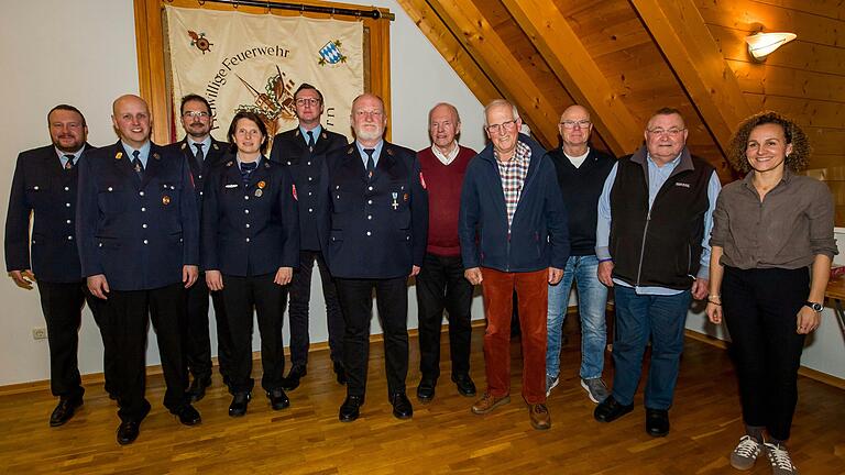 Im Bild von links: Michael Holzmann (Vorstand), Michael Spath, Daniel Kraus (stellv. Kommandant), Corinna Zeißner, Christian Hahn (Kommandant), Thomas Wohlfahrt, Ansgar Mauder, Roland Hümmer, Bernhard Kuhn, Gerhard Kleeberger und Viktoria Waigand. Im Bild von links: Michael Holzmann (Vorstand), Michael Spath, Daniel Kraus (stellv. Kommandant), Corinna Zeißner, Christian Hahn (Kommandant), Thomas Wohlfahrt, Ansgar Mauder, Roland Hümmer, Bernhard Kuhn, Gerhard Kleeberger und Viktoria Waigand.