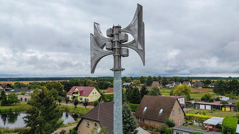 ARCHIV - 09.09.2024, Brandenburg, Petersdorf: Eine moderne Sirene ist über einem Dorf zu sehen. (Symbolbild)
