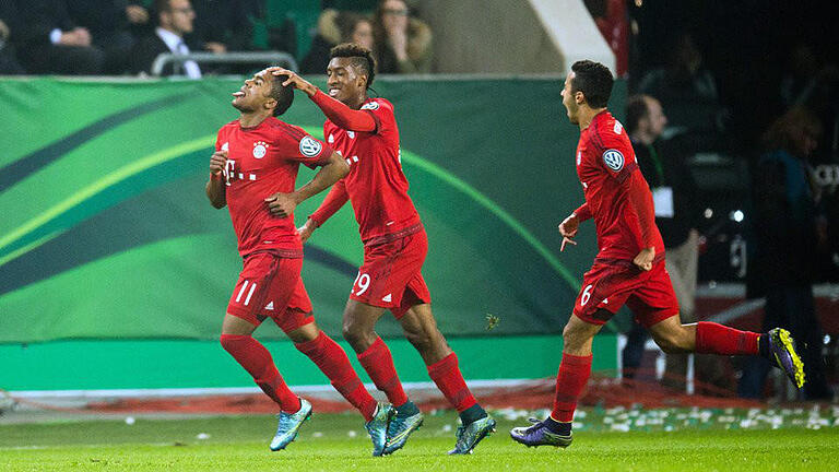 Flitzer       -  Douglas Costa war für die Wolfsburger einfach zu schnell und brachte die Bayern in Führung. Foto: Julian Stratenschulte