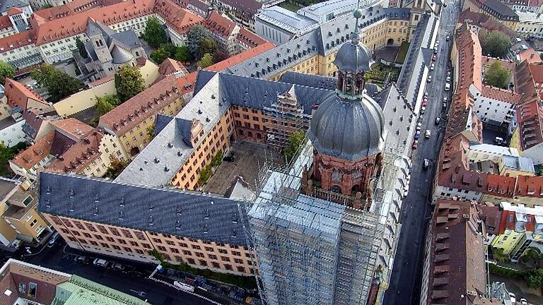 Die Neubaukirche in Würzburg während des Aufbaus des Gerüsts. Auf unserem Luftbild von Anfang der Woche ist die Konstruktion fast fertig.&nbsp;&nbsp;