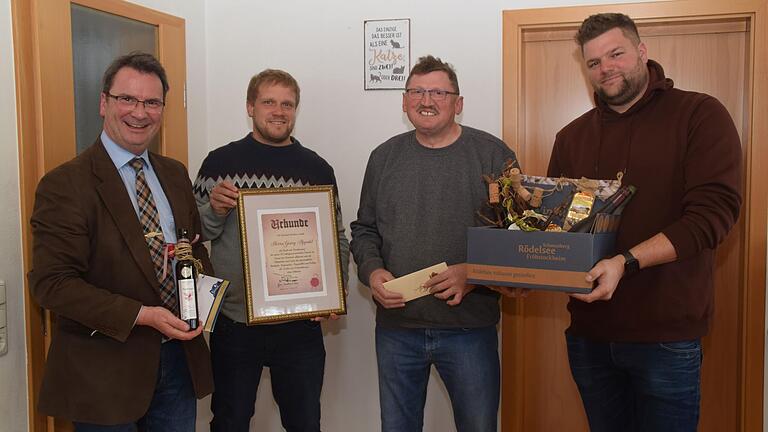 Danke für 20 Jahre engagierten Dienst im Bauhof für die Gemeinde sagte Bürgermeister Burkhard Klein (links) seinem Bauhofleiter Georg Appold (Dritter von links). Vom Bauhof gratulierten Michael Sauer und André Stadtel (rechts).