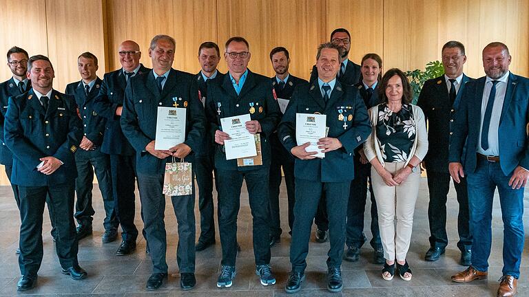 Andreas Günder, Karl-Josef Kraus und Stefan Hupp (mit den Urkunden von links) sind seit vier Jahrzehnten als Feuerwehrleute aktiv.&nbsp;