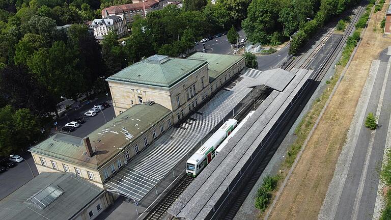 Die Verkaufspläne der DB für das Bad Kissinger Bahnhofsgebäude hat in der Stadt für viel Kritik gesorgt. Foto: Wolfgang Dünnebier       -  Die Verkaufspläne der DB für das Bad Kissinger Bahnhofsgebäude hat in der Stadt für viel Kritik gesorgt. Foto: Wolfgang Dünnebier