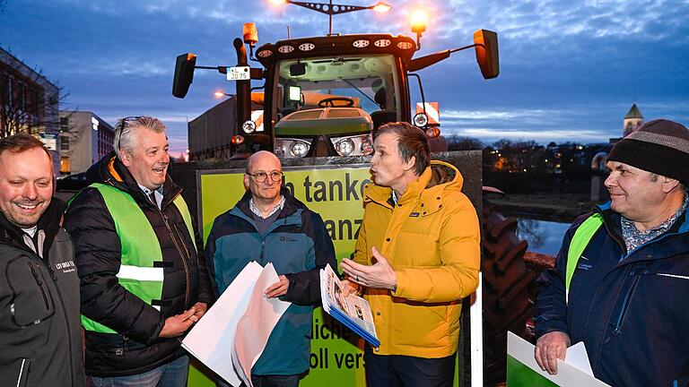 Vor dem Konferenzzentrum auf der Maininsel demonstrierte eine kleine Gruppe Bauern. Main-Post-Chefredakteur Ivo Knahn (Zweiter von rechts) sprach mit Kreisobmann Michael Reck (Zweiter von links) und BBV-Kreisgeschäftsführer Klaus Pieroth (Dritter von links) über Medienarbeit und Landwirtschaft.