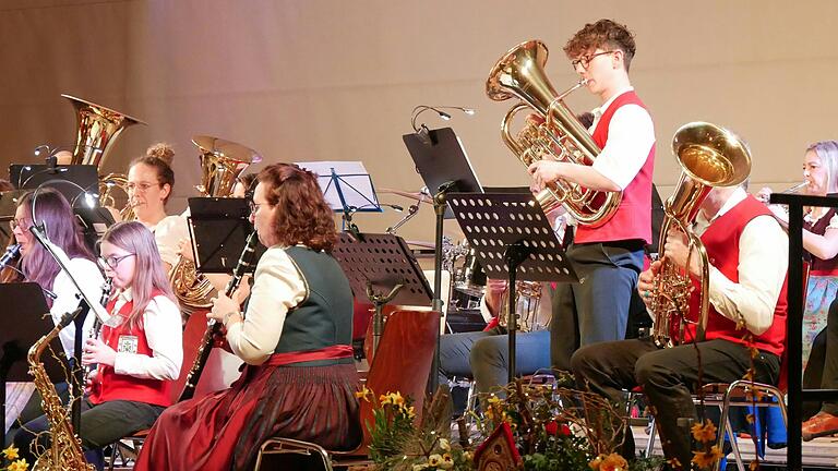Elisa Reuß an der Klarinette gewann den 1. Preis bei Jugend musiziert. Elisa Reuß an der Klarinette gewann den 1. Preis bei Jugend musiziert.