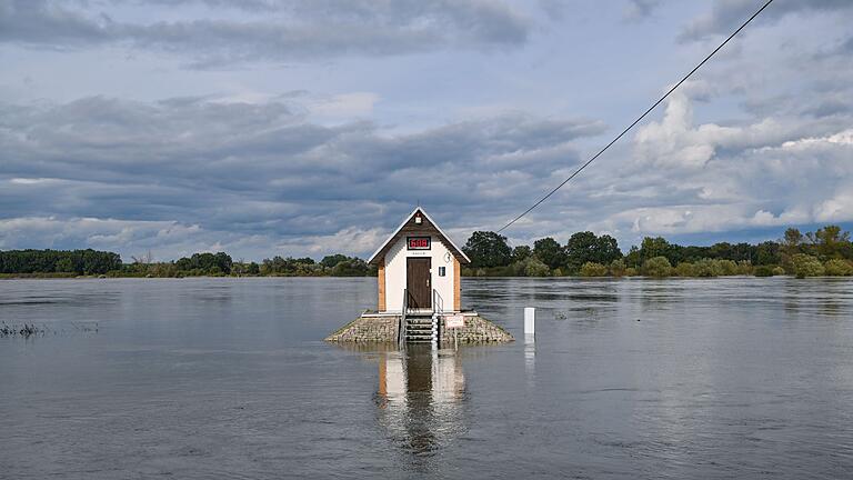 Hochwasser in Brandenburg       -  Das Pegelhäuschen bei Ratzdorf an der Oder ist von Wassermassen umgeben.