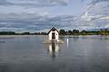 Hochwasser in Brandenburg       -  Das Pegelhäuschen bei Ratzdorf an der Oder ist von Wassermassen umgeben.