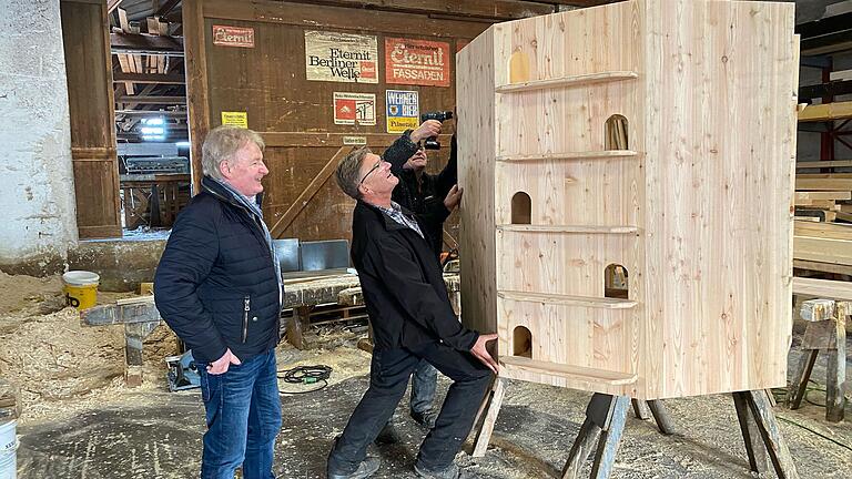 Stadtrat Stefan Labus (Freie Wähler) hat bei der Zimmerei Hans Feser in Kützberg einen ersten Taubenturm für Schweinfurt in Auftrag gegeben. Dort sind Feser und Mitarbeiter&nbsp;Bernhard Niedermeier an den letzten Arbeiten.