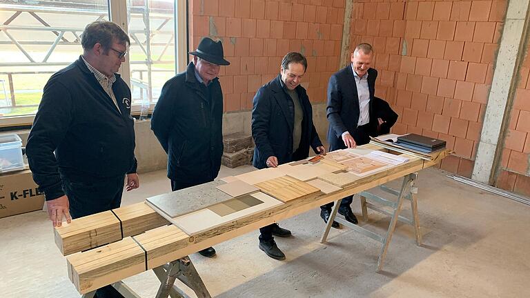 Matthias Wolz von der Lenkungsgruppe, Pfarrer Kurt Hyn, Architekt Georg Redelbach und Bürgermeister Thomas Stamm (von links) begutachteten mögliche Bodenbeläge für den Innenausbau.