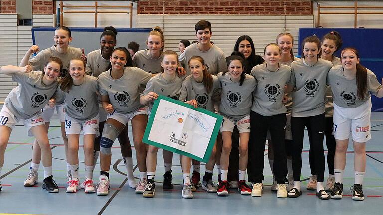 Die weibliche U 16 der TG Würzburg hat die bayerische Meisterschaft gewonnen mit (von links) Charlotte Soth, Elina Timoschenko, Lara Öder, Chanel Ndi, Savannah Kirksey, Sofia Dreits, Nele Zang, Johanna Fuchsbauer, Maja Wirths, Rosina Weiss, Cloe Youssef, Jule Ebner, Madeleine Seidenspinner, Mia Waldner, Inami Ortmann und Karolin Ross.