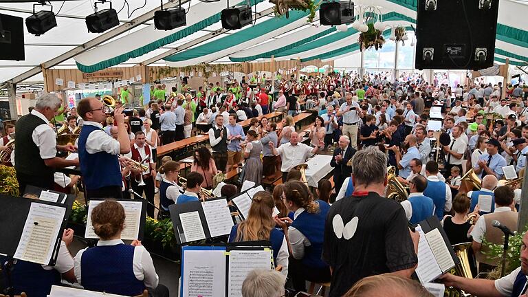 Volles Haus nicht nur beim Einzug der vielen Blaskapellen ins Festzelt, anlässlich des 100. Geburtstages der Musikkapelle Vilchband.