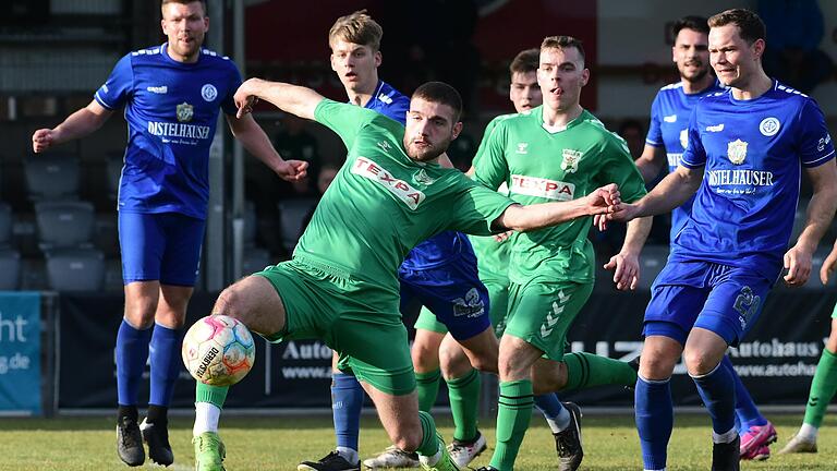 Er hätte das Spiel spät entscheiden können: Alban Peci (vorne) verpasste die Führung für den TSV Großbardorf, es blieb beim 0:0 gegen den Würzburger FV.