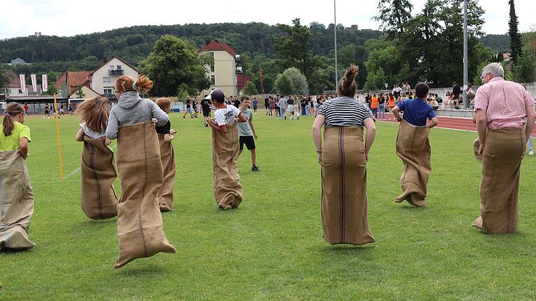 Abi 2023 stellte das Rhön-Gymnasium in Bad Neustadt auf den Kopf: Abistreich und Spiele auf dem Sportplatz