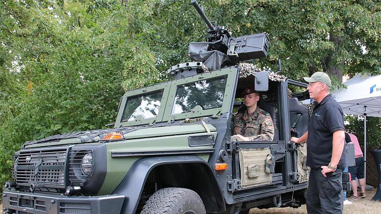 Der neue Caracal kann mit dem Hubschrauber abgesetzt werden, ist besonders wendig und kann trotzdem mit einem schweren Maschinengewehr oder einem Granatwerfer auf dem Dach ausgestattet werden. Auf dem Foto stellt Pascal Hoffmann von der Firma Rhei...       -  Der neue Caracal kann mit dem Hubschrauber abgesetzt werden, ist besonders wendig und kann trotzdem mit einem schweren Maschinengewehr oder einem Granatwerfer auf dem Dach ausgestattet werden. Auf dem Foto stellt Pascal Hoffmann von der Firma Rheinmetall einem Soldaten die Ausrüstung des Caracal vor.