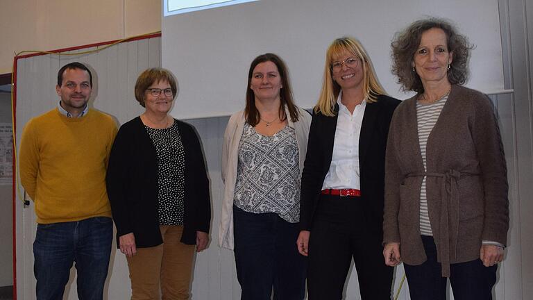 Auf dem Foto Thomas Riebel, Susanne Wildfeuer, Referentin Doreen Blumhagen, Referatsleiterin Julia Lermig und Schulleiterin Elisabeth Gahn.