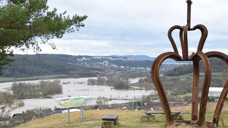 Die Ausmaße des Hochwassers zeigen sich beim Blick von der Erntekrone bei Heustreu. Im Hintergrund der Rhön-Klinikum Campus Bad Neustadt.