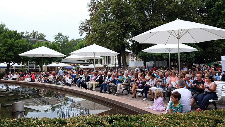 Interessiertes Konzertpublikum vor der Musikmuschel im Kurpark Bad Mergentheim: Am Freitag, 31. Mai, und Samstag, 1. Juni, findet im Kurpark die Open-Air-Reihe „Musik im Park“ statt. Zu hören sind das Simon &amp; Garfunkel Tribute-Duo Graceland und Andreas Kümmert mit Band.