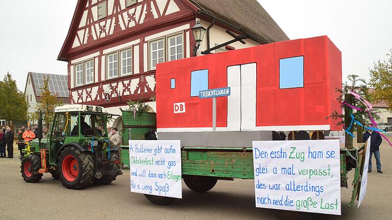 Insgesamt vier Motivwagen fuhren im Umzug mit. Auf einem war die längere Zugfahrt nach einem Besuch des Oktoberfestes dargestellt.