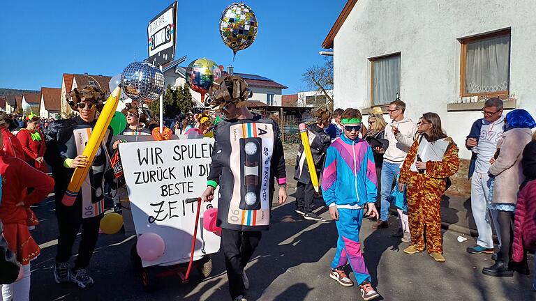 Kassettenkind       -  „Weißt du es noch? Nein? Dann bist du kein Kassettenkind!“ – Mit Humor und Kult-Elementen feiern die Teilnehmer die Ära der Bandsalat-Kassetten.