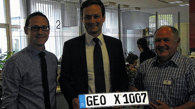 GEO ist wieder da: Am 10. Juli gab die Zulassungsstelle am Landratsamt – 41 Jahre nach der Gebietsreform – erstmals wieder GEO-Autokennzeichen heraus. Im Bild: (von links) Gerolzhofens Bürgermeister Thorsten Wozniak, Landrat Florian Töpper und Wolfgang Bayer, Leiter der Stelle. GEO ist wieder da: Am 10. Juli gab die Zulassungsstelle am Landratsamt – 41 Jahre nach der Gebietsreform – erstmals wieder GEO-Autokennzeichen heraus. Im Bild: (von links) Gerolzhofens Bürgermeister Thorsten Wozniak, Landrat Florian Töpper und Wolfgang Bayer, Leiter der Stelle.