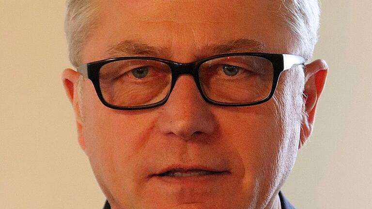 Klaus Böhm hat die VPI Würzburg-Biebelried verlassen und ist nun Leiter der Polizeiinspektion Würzburg-Stadt. Klaus Böhm hat die VPI Würzburg-Biebelried verlassen und ist nun Leiter der Polizeiinspektion Würzburg-Stadt.