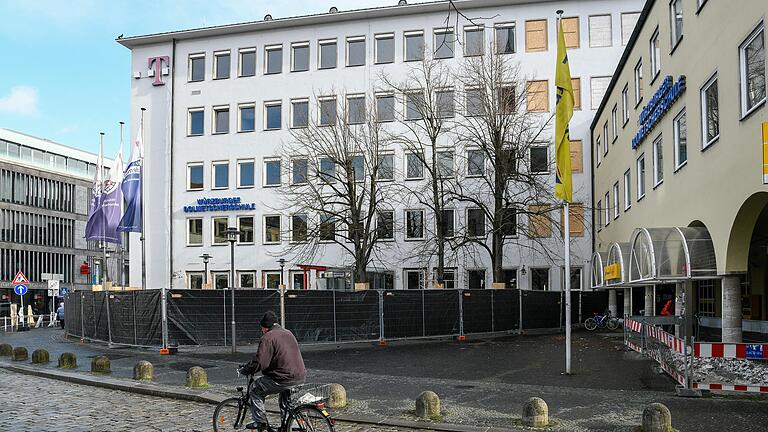 Noch lässt der Bauzaun am Gebäude der Dolmetscherschule nichts erahnen. Doch im Spätsommer dieses Jahres soll hier ein modernes Wirtshaus entstehen.&nbsp;